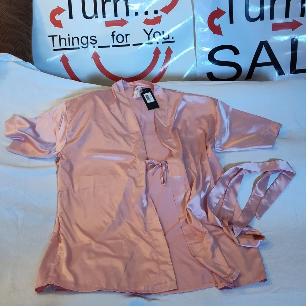 Robe - Picture 1 of 7